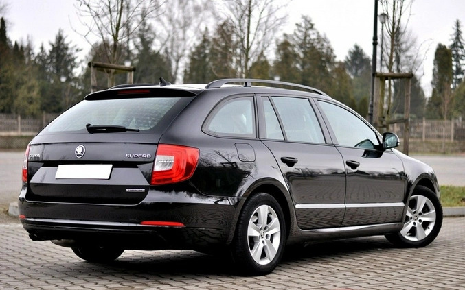 Skoda Superb cena 32900 przebieg: 262000, rok produkcji 2014 z Września małe 562